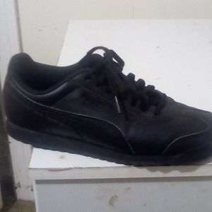 Black puma sneakers